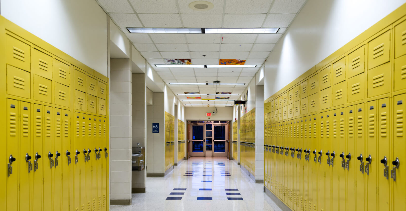 Аниме фон школьный коридор с шкафчиками